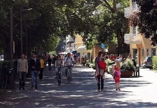 People moving through a public space visualized as people flow analytics